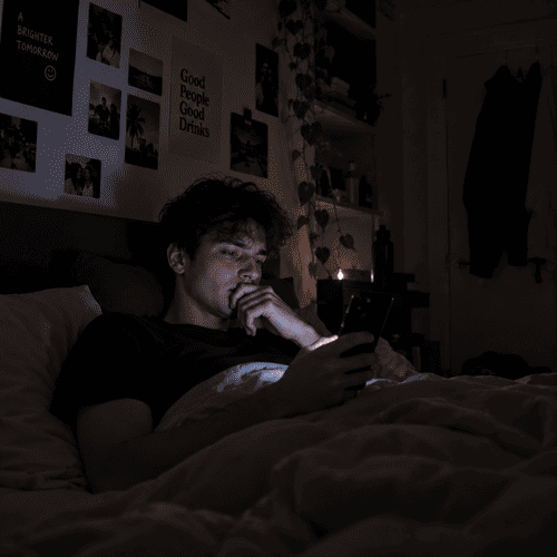 Personne hésitant devant une conversation sur son téléphone